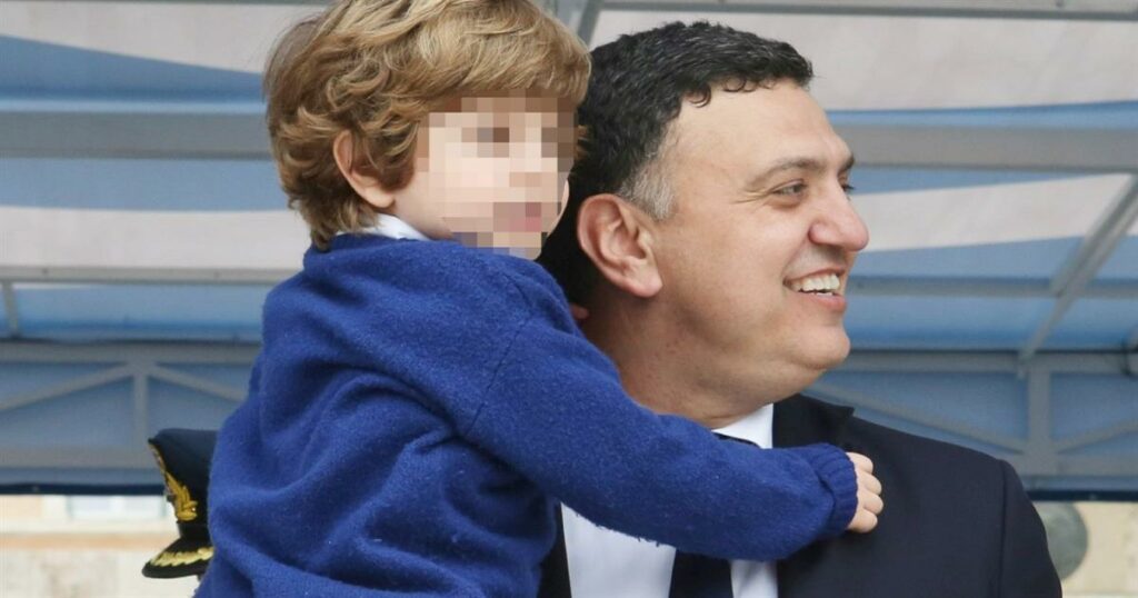 Βασίλης Κικίλιας: Πατέρας και γιος ζουν μαγικές στιγμές στην πρώτη τους κοινή παρακολούθηση αγώνα της ΑΕΚ (Βίντεο)