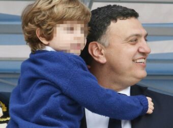 Βασίλης Κικίλιας: Πατέρας και γιος ζουν μαγικές στιγμές στην πρώτη τους κοινή παρακολούθηση αγώνα της ΑΕΚ (Βίντεο)