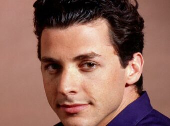 Αποχαιρετούμε τον Κόρεϊ Πάρκερ: Ο αγαπημένος ηθοποιός του «Will & Grace» φεύγει από τη ζωή στα 60 του χρόνια.