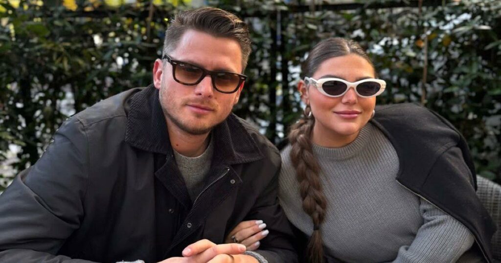 Ρομαντική Στιγμή: Το Βίντεο της Δανάης Μπάρκα από το Ηλιοβασίλεμα με τον Σύντροφό της στην Καλαμάτα.