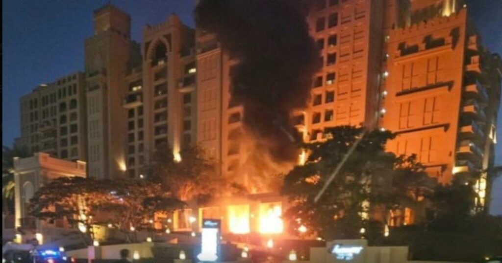 Συγκλονιστικό βίντεο: Ιρανικός πύραυλος πλήττει την Παλμ Τζουμέιρα στο Ντουμπάι – Αποκλειστικά στο Athensmagazine.gr!