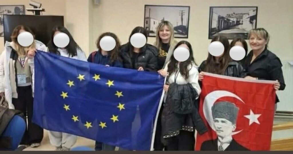 Αντιδήμαρχος Ελασσόνας φωτογραφίζεται με σημαία Κεμάλ Ατατούρκ προκαλώντας αντιδράσεις! Ανακαλύψτε τις λεπτομέρειες.