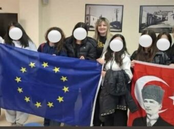 Αντιδήμαρχος Ελασσόνας φωτογραφίζεται με σημαία Κεμάλ Ατατούρκ προκαλώντας αντιδράσεις! Ανακαλύψτε τις λεπτομέρειες.