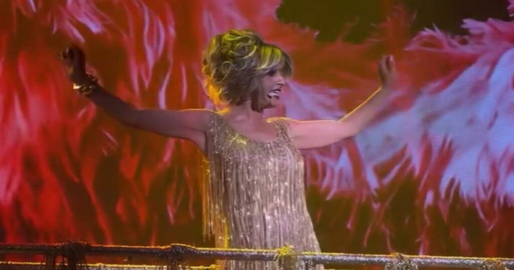 Έλενα Παπαρίζου: Θριαμβευτική επιστροφή στη σκηνή μετά την περιπέτεια υγείας (Δείτε το βίντεο)