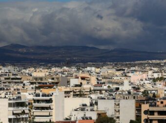 ΕΝΦΙΑ: Το δράμα των εκκαθαριστικών – Πώς χιλιάδες ιδιοκτήτες έχασαν την πολυπόθητη έκπτωση 50% και η μεθοδολογία της ΑΑΔΕ για τον εντοπισμό τους.