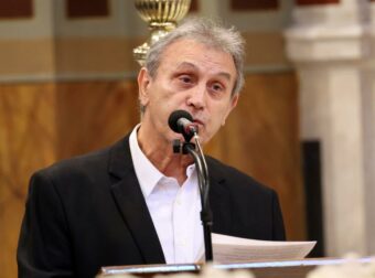 Αποχαιρετισμός στη Μαρινέλλα: Συγκλονιστικός ο Γιώργος Νταλάρας στον επικήδειο – «Καλή σου πορεία, μάνα» (Βίντεο).