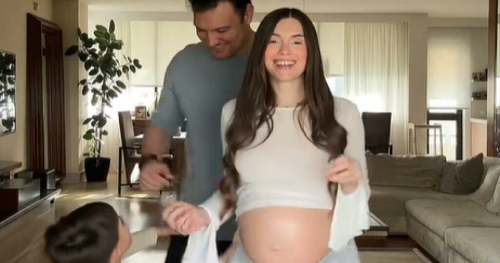 Η Ιωάννα Σιαμπάνη σε μοναδικό χορευτικό στιγμιότυπο με τον γιο της και τον Τζίμη Σταθοκωστόπουλο – Έγκυος 7 μηνών και γεμάτη ζωντάνια! (Βίντεο)