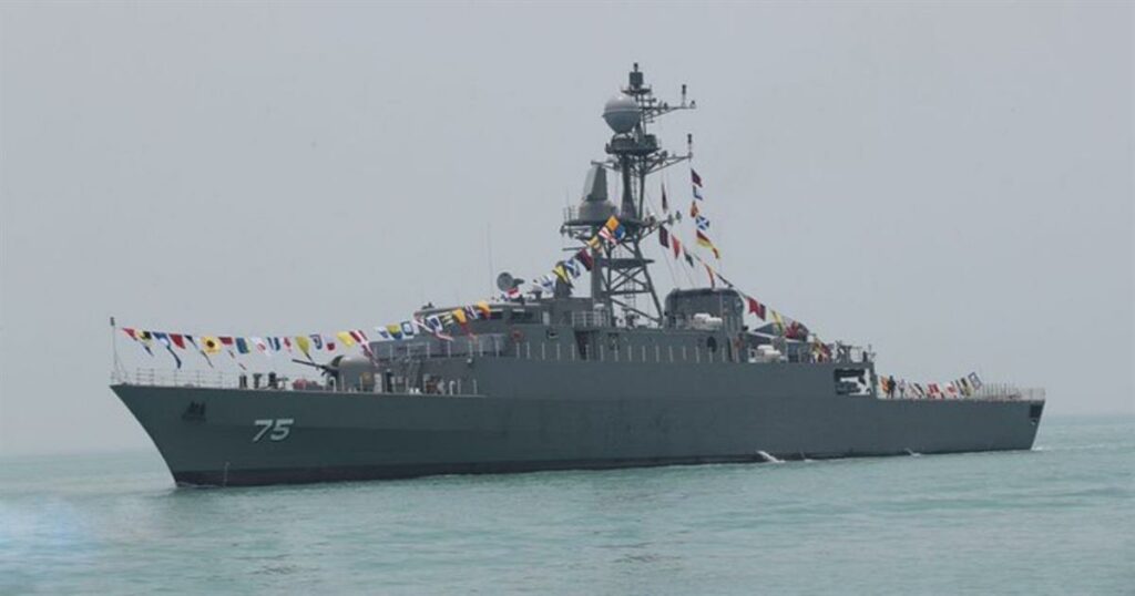 Συναρπαστικά πλάνα: Αμερικανικό υποβρύχιο χτυπά και βυθίζει ιρανικό πολεμικό πλοίο στον Ινδικό Ωκεανό.