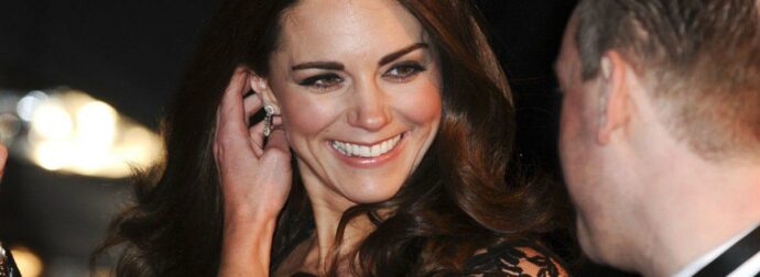 Η Κέιτ Μίντλετον γοητεύει: Το φορτισμένο από συμβολισμούς φόρεμα, η τιάρα της πριγκίπισσας Νταϊάνα και οι σατέν Manolos που καθήλωσαν τα βλέμματα.