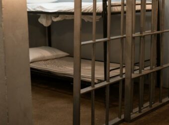 Σοκ στις φυλακές: Ένταση με μαχαιρώματα – Αιματηρό επεισόδιο για μία… βόλτα στην τουαλέτα!