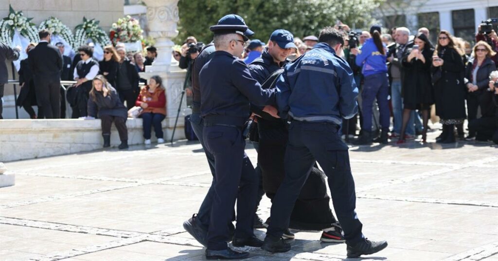 Απομάκρυνση της Ελένης Λουκά από Αστυνομικούς στην Κηδεία της Μαρινέλλας: Δραματική Ένταση!