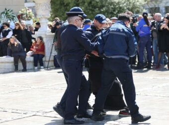 Απομάκρυνση της Ελένης Λουκά από Αστυνομικούς στην Κηδεία της Μαρινέλλας: Δραματική Ένταση!