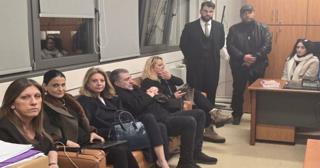 Συγκλονιστική Αποκάλυψη από τη Μαρία Καρυστιανού: Η Δυνατή Ανάρτηση από το Δικαστικό Μέγαρο Λάρισας και η Βαρυσήμαντη Καταγγελία.