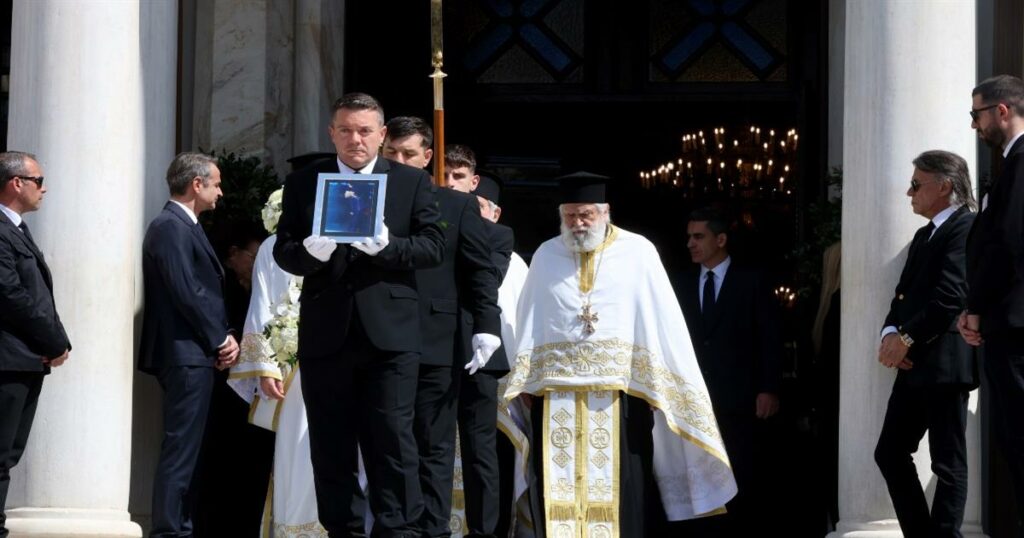 Αποχαιρετισμός στη Μαρινέλλα: Το συγκινητικό τελευταίο χειροκρότημα για τη θρυλική ερμηνεύτρια (Βίντεο).