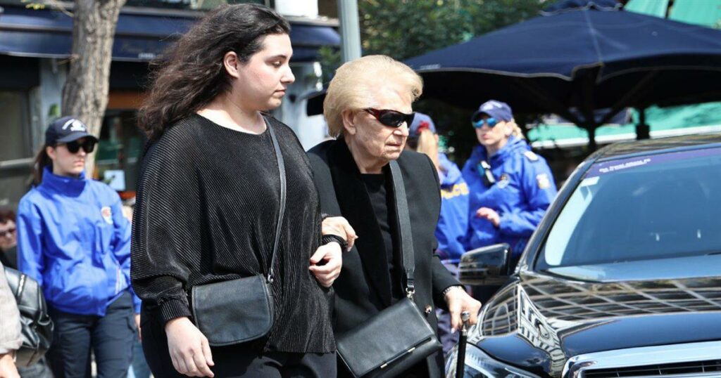 Αποχαιρετισμός στη Μαρινέλλα: Συγκλονίζει η παρουσία της αδερφής της, Λούλας, στην τελετή.