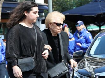 Αποχαιρετισμός στη Μαρινέλλα: Συγκλονίζει η παρουσία της αδερφής της, Λούλας, στην τελετή.