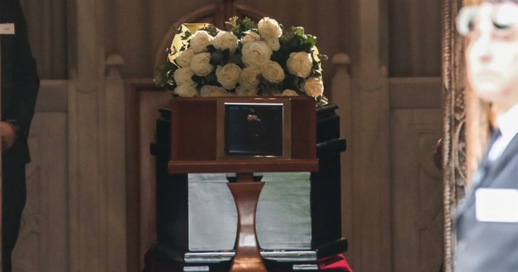 Αποχαιρετισμός στη Μαρινέλλα: Συγκλονιστική η εμφάνισή της με κόκκινο φουλάρι – «Ήταν πανέμορφη».