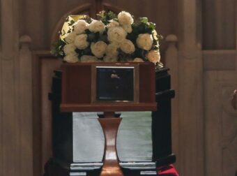 Αποχαιρετισμός στη Μαρινέλλα: Συγκλονιστική η εμφάνισή της με κόκκινο φουλάρι – «Ήταν πανέμορφη».