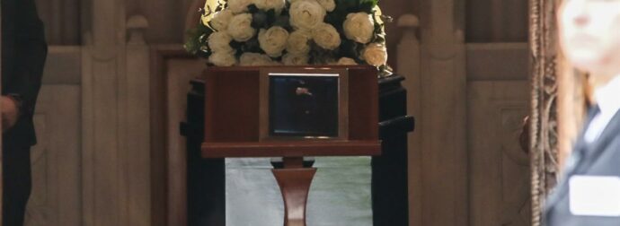 Αποχαιρετισμός στη Μαρινέλλα: Συγκλονιστική η εμφάνισή της με κόκκινο φουλάρι – «Ήταν πανέμορφη».