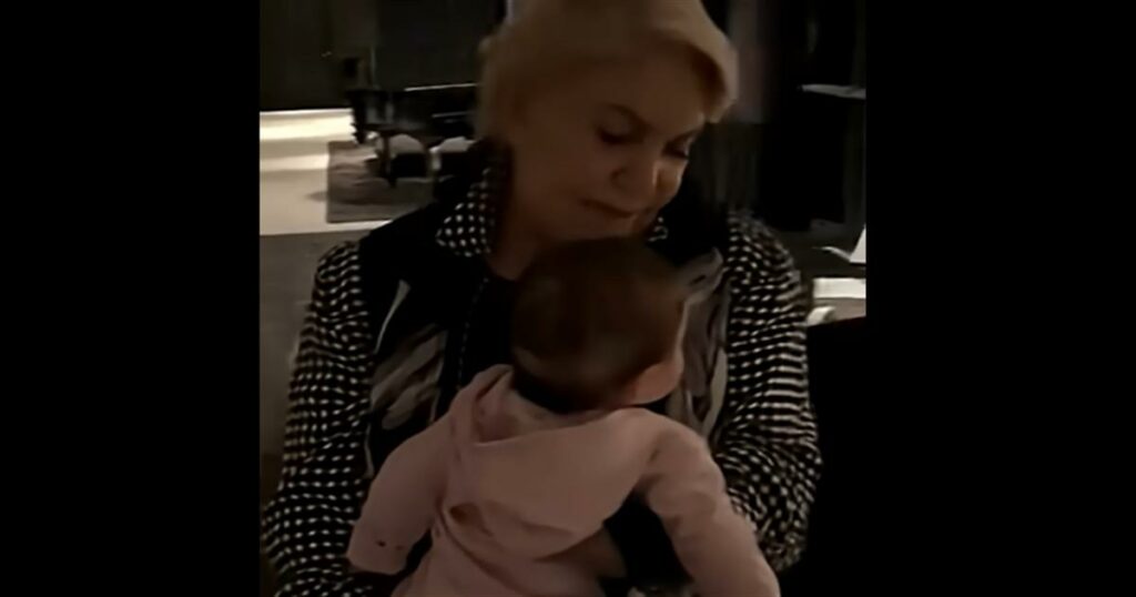 Συγκινητική στιγμή: Η Μαρινέλλα νανουρίζει στην αγκαλιά της την κόρη διάσημης τραγουδίστριας σε σπάνιο βίντεο.