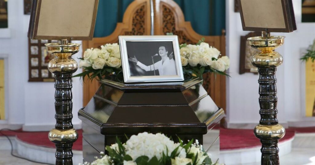 Γιώργος Μαρίνος: Συγκινητική Ατμόσφαιρα στην Κηδεία – Συγκλονίζει το Στεφάνι της Παγιατάκη.