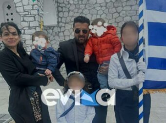 Συγκινητική Στιγμή στην Παρέλαση της 25ης Μαρτίου: Μητέρα Δακρύζει καθώς η Κόρη της Σηκώνει Περήφανα τη Σημαία (video)