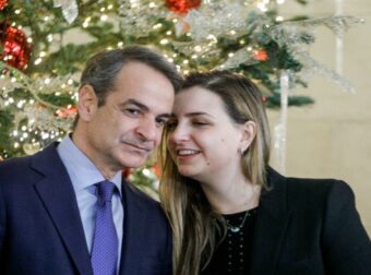 Σοφία Μητσοτάκη: «Η αξιοπρέπεια δεν έχει ταβάνι» – Αντέδρασε δυναμικά στα δημοσιεύματα για το ταξίδι της από το Ντουμπάι με ιδιωτικό τζετ.