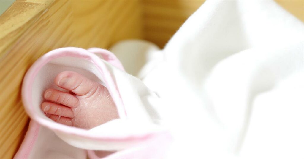 Οι ισχυρισμοί της μητέρας: «Τα ξαδέρφια του δάγκωναν το μωρό, έπεσε από το καρότσι» – Η ευθύνη των γονέων και η απουσία των κοινωνικών υπηρεσιών (video).