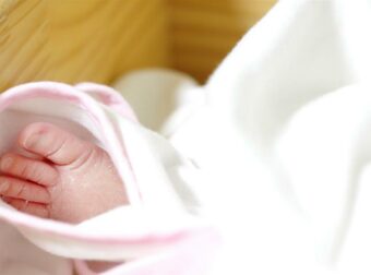 Οι ισχυρισμοί της μητέρας: «Τα ξαδέρφια του δάγκωναν το μωρό, έπεσε από το καρότσι» – Η ευθύνη των γονέων και η απουσία των κοινωνικών υπηρεσιών (video).