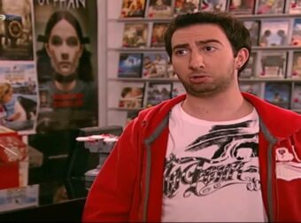 Θυμάστε τον αγαπημένο «Τζίμη» από την «Πολυκατοικία»; Κατακτά το Netflix ως πρωταγωνιστής σε επιτυχημένη γαλλική σειρά!