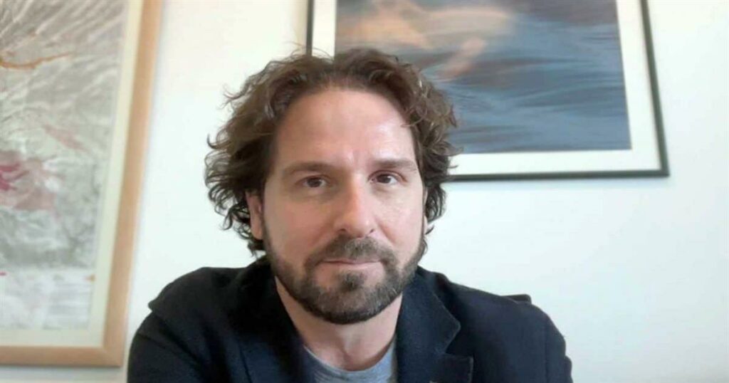 Ανακαλύψτε τον Νίκο Κοσματόπουλο: Ο άνθρωπος που συγκρούστηκε ζωντανά με τον Ευαγγελάτο!