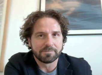 Ανακαλύψτε τον Νίκο Κοσματόπουλο: Ο άνθρωπος που συγκρούστηκε ζωντανά με τον Ευαγγελάτο!