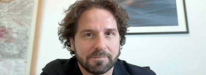 Ανακαλύψτε τον Νίκο Κοσματόπουλο: Ο άνθρωπος που συγκρούστηκε ζωντανά με τον Ευαγγελάτο!