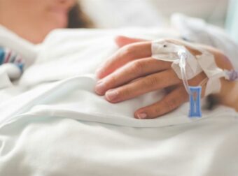 Δραματική μάχη με τον μηνιγγιτιδόκοκκο στην Κρήτη: 26χρονη σε κρίσιμη κατάσταση – Αναγνωρίστε τα συμπτώματα τώρα!