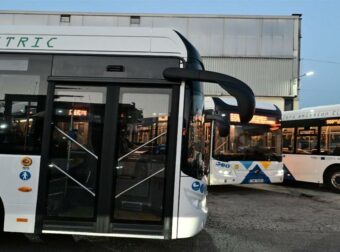 Σοκαριστικό επεισόδιο στη Γλυφάδα: 24χρονος επιτέθηκε με στιλό σε συνεπιβάτη 38 ετών σε λεωφορείο.