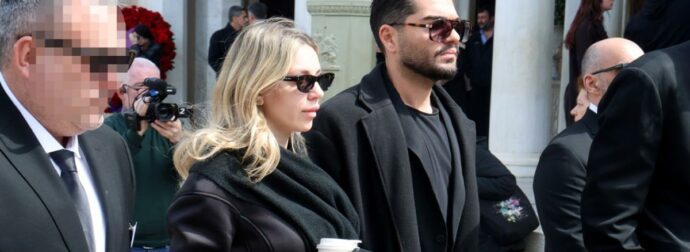 Πρωτοφανής Αντίδραση: Η Εμφάνιση της Γαρυφαλλιάς Καληφώνη στην Κηδεία της Μαρινέλλας που Προκάλεσε Σχόλια