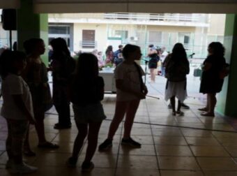 Σοκαριστικό περιστατικό σε δημοτικό σχολείο: Μαθητές ανάγκασαν συμμαθητή να πιει νερό από το καζανάκι, αφού πρώτα έφτυσαν μέσα!