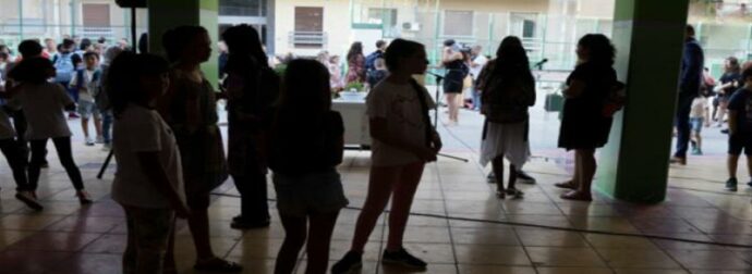 Σοκαριστικό περιστατικό σε δημοτικό σχολείο: Μαθητές ανάγκασαν συμμαθητή να πιει νερό από το καζανάκι, αφού πρώτα έφτυσαν μέσα!