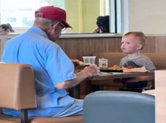 Μικρός ήρωας: Παιδάκι ενώνει δυνάμεις με ηλικιωμένο στα McDonald’s – Μοιράστηκε το γεύμα του και τη συντροφιά του.