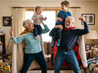 Οι Ασημένιοι Ήρωες: Πώς οι Παππούδες και Γιαγιάδες Ανατρέφουν τη Νέα Γενιά Μεταδίδοντας Σοφία και Αγάπη