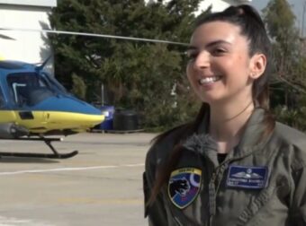 Φύλο δεν περιορίζεται ο ουρανός: Η πιλότος Ευαγγελία Καφαντόγια – Κριεμπάρδη σπάει τα στερεότυπα της Πολεμικής Αεροπορίας.