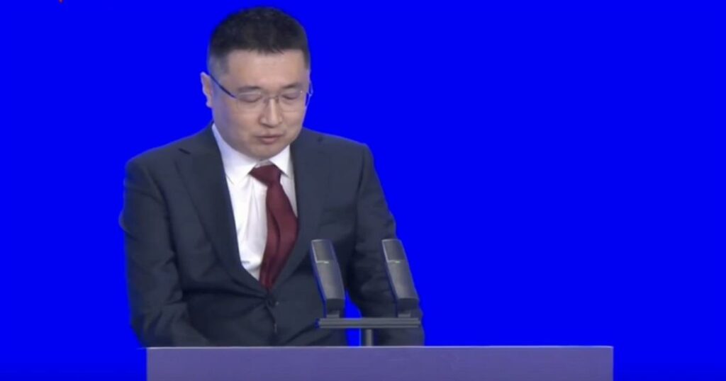 Ο μυστηριώδης «Mr. Shein» ξεπροβάλλει: Γνωρίστε τον αινιγματικό ηγέτη της fast fashion.