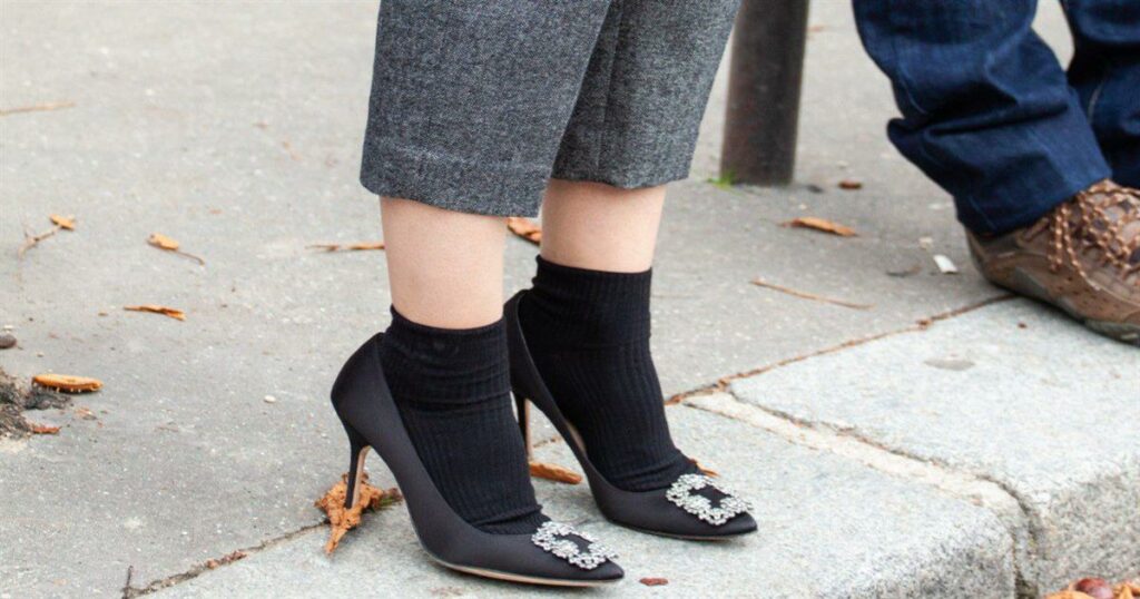 Τα it-girls αποκαλύπτουν: Το trendy χρώμα στις κάλτσες που δεν είναι ούτε άσπρο, ούτε κόκκινο!