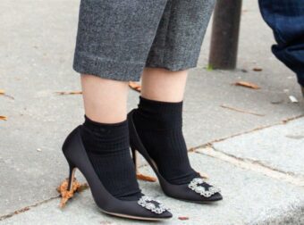 Τα it-girls αποκαλύπτουν: Το trendy χρώμα στις κάλτσες που δεν είναι ούτε άσπρο, ούτε κόκκινο!