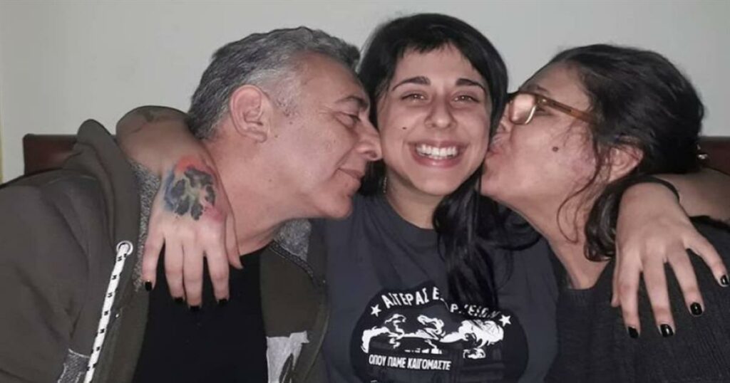 Η συγκλονιστική εξομολόγηση της Super Κικής για τους γονείς της: Το απίστευτο περιστατικό μπροστά στο παιδί τους – Όσα είχε αποκαλύψει για τον πατέρα της.