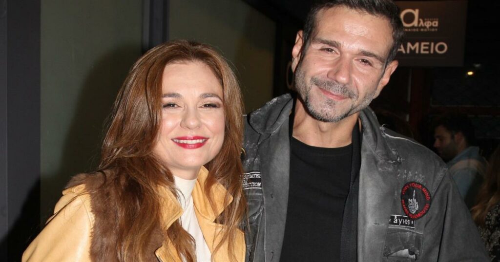 Ματίκα & Ιορδανίδης: Δείτε την ξεκαρδιστική αντίδρασή τους σε απρόσμενο χτύπημα κινητού κατά τη διάρκεια της παράστασής τους (Βίντεο)