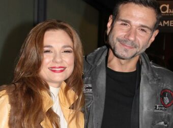 Ματίκα & Ιορδανίδης: Δείτε την ξεκαρδιστική αντίδρασή τους σε απρόσμενο χτύπημα κινητού κατά τη διάρκεια της παράστασής τους (Βίντεο)