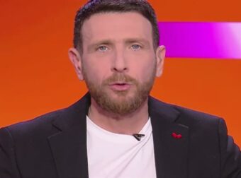 Κυριακάτικες Βραδιές Ψυχαγωγίας: Ο Θανάσης Πάτρας Υπόσχεται να Φωτίσει τα Βράδια σας!
