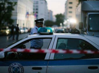 Ανατροπή στο θρίλερ του 82χρονου στη Θεσσαλονίκη: Σύλληψη της 77χρονης συζύγου του μετά από καταγγελίες κακοποίησης.