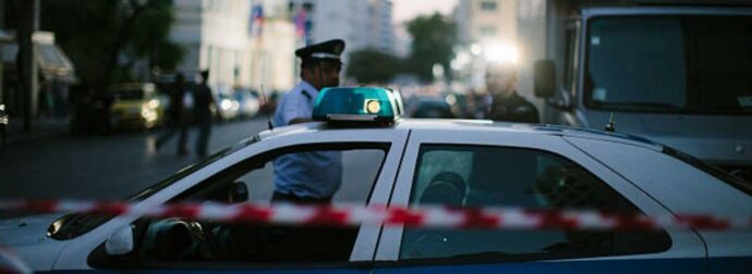 Ανατροπή στο θρίλερ του 82χρονου στη Θεσσαλονίκη: Σύλληψη της 77χρονης συζύγου του μετά από καταγγελίες κακοποίησης.